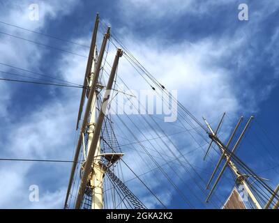 Segel und Seile von Segelschiff Stockfoto