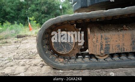 Yellow yanmar Bagger Abriss alten Ziegelkamin viel zu löschen Stockfoto