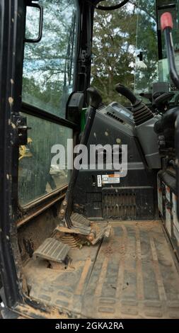 Yellow yanmar Bagger Abriss alten Ziegelkamin viel zu löschen Stockfoto
