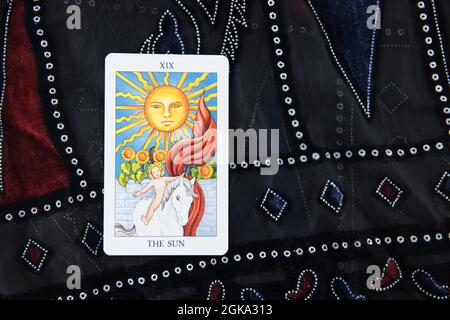 Bangkok, Thailand Aug2,2016 : Wahrsager öffnen die Tarot-Karten, die Tarot-Karten, DER NARR, DER TEUFEL, DER TURM, RAD DER FORTURE, DER STERN, DEAT, DER LIEBHABER Stockfoto