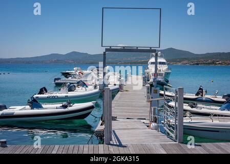 Sardinien, Italien 26. Mai 2018: Luxusyachten dockten im Hafen an. Stockfoto