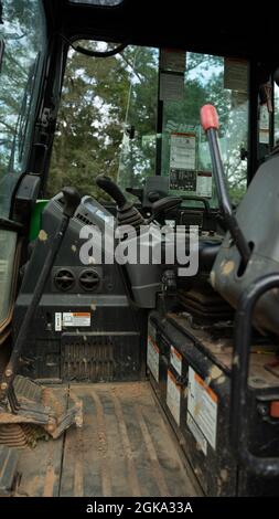 Yellow yanmar Bagger Abriss alten Ziegelkamin viel zu löschen Stockfoto