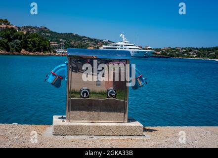 Sardinien, Italien 26. Mai 2018: Strom- und Wasserstation im Yachthafen Sardinien . Ladestation für Boote, Steckdosen zum Laden von Schiffen Stockfoto