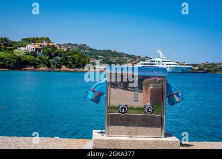 Sardinien, Italien 26. Mai 2018: Strom- und Wasserstation im Yachthafen Sardinien . Ladestation für Boote, Steckdosen zum Laden von Schiffen Stockfoto