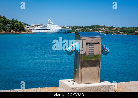 Sardinien, Italien 26. Mai 2018: Strom- und Wasserstation im Yachthafen Sardinien . Ladestation für Boote, Steckdosen zum Laden von Schiffen Stockfoto