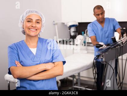 Selbstbewusste Frau Kosmetologin in der Klinik für ästhetische Medizin Stockfoto