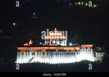 Nachtansicht des Paro Palace. Das geheimnisvolle Land des Ostens. Bhutan in den östlichen Ausläufern des Himalaya. Nov. 2019 Stockfoto