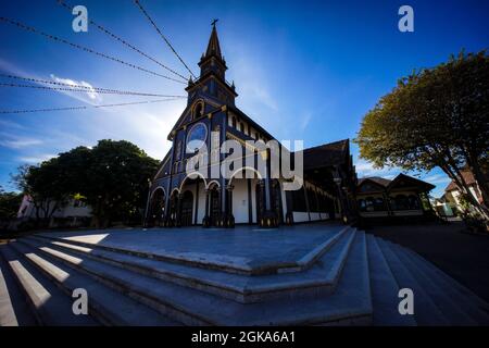 Schönes hölzernes catherdal in der Provinz Kon TUM in Zentralvietnam Stockfoto