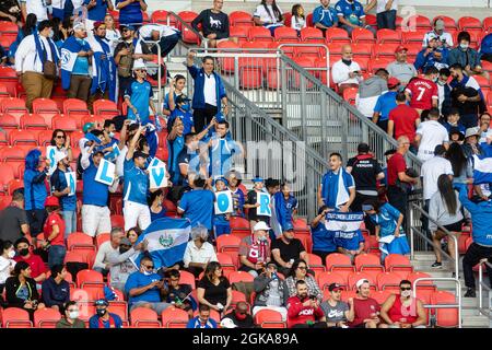 Toronto, Kanada, 8. September 2021: Die Fans des Teams El Salvador feuern ihr Team während des CONCACAF World Cup Qualifying 2022-Spiels zwischen Kanada und El Salvador auf dem BMO-Feld in Toronto, Kanada, an Stockfoto