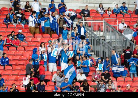 Toronto, Kanada, 8. September 2021: Die Fans des Teams El Salvador feuern ihr Team während des CONCACAF World Cup Qualifying 2022-Spiels zwischen Kanada und El Salvador auf dem BMO-Feld in Toronto, Kanada, an Stockfoto