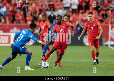 Toronto, Kanada, 8. September 2021: Junior Hoilett, Nr.10, vom Team Canada im Einsatz gegen zwei Spieler des Teams El Salvador (blau) während des CONCACAF World Cup Qualifying 2022-Spiels auf dem BMO-Feld in Toronto, Kanada. Kanada gewann das Spiel mit 3:0. Stockfoto