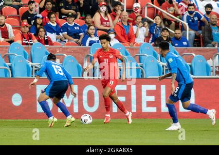 Toronto, Kanada, 8. September 2021: Tajon Buchanan (Platz 11) vom Team Canada im Einsatz gegen zwei Spieler des Teams El Salvador während des CONCACAF World Cup Qualifying 2022-Spiels auf dem BMO-Feld in Toronto, Kanada. Kanada gewann das Spiel mit 3:0. Stockfoto