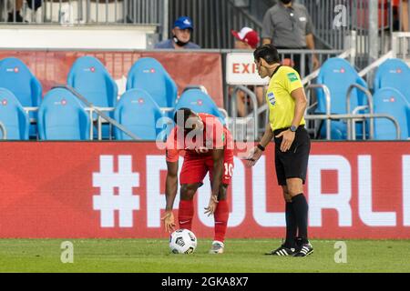 Toronto, Kanada. 8. September 2021: Junior Hoilett, Platz 10, vom Team Canada, tauscht sich mit dem Schiedsrichter aus, während er sich auf einen Freistoß während des CONCACAF World Cup Qualifying 2022-Spiels gegen El Salvador im BMO-Feld in Toronto, Kanada, vorbereitet. Kanada gewann das Spiel mit 3:0. Stockfoto