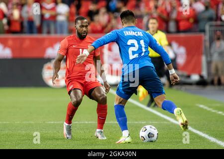 Toronto, Kanada, 8. September 2021: Junior Hoilett, Nr.10 des Team Canada, tritt beim CONCACAF World Cup Qualifying 2022-Spiel auf dem BMO-Feld in Toronto, Kanada, gegen Bryan Tamacas (Nr. 21) vom Team El Salvador an. Kanada gewann das Spiel mit 3:0. Stockfoto