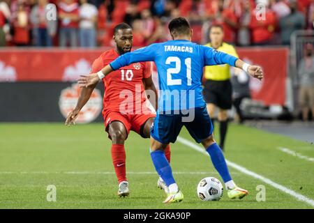 Toronto, Kanada, 8. September 2021: Junior Hoilett, Nr.10 des Team Canada, tritt beim CONCACAF World Cup Qualifying 2022-Spiel auf dem BMO-Feld in Toronto, Kanada, gegen Bryan Tamacas (Nr. 21) vom Team El Salvador an. Kanada gewann das Spiel mit 3:0. Stockfoto