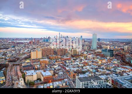 Luftaufnahme der Skyline von Manhattan und New Jersey bei Sonnenuntergang, New York City in den Vereinigten Staaten Stockfoto