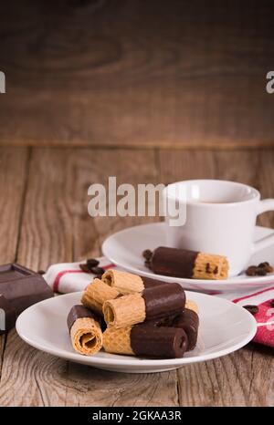 Schokoladen-Waffelbrötchen. Stockfoto