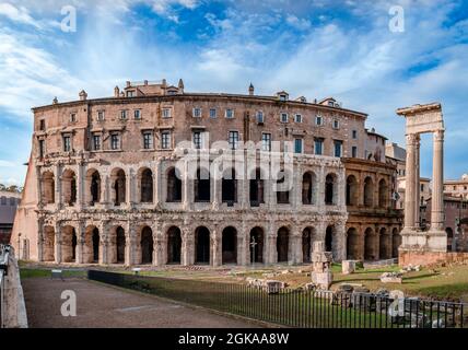 Das Marcellus-Theater, ein altes Freilichttheater in Rom, Italien. Die Ruinen des Apollontempels befinden sich auf der rechten Seite. Stockfoto