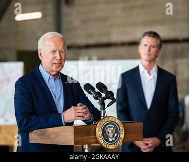 MATHER, CA, US.A. - SEPT. 13, 2021: Präsident Joe Bidemakes einen Punkt, während Gov. Gavin Newsom beobachtet die Even seiner Rückrufaktion. Stockfoto