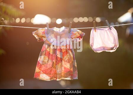 Baby-Kleidung auf der Wäscheleine hängen. Stockfoto