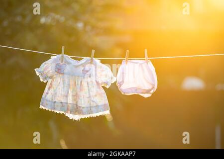 Baby-Kleidung auf der Wäscheleine hängen. Stockfoto