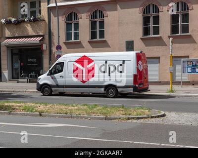 DPD Paketfahrzeug auf der Straße in Berlin Stockfoto