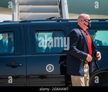 MATHER, CA, US.A. - SEPT. 13, 2021: Präsident Joe Biden zieht eine Gesichtsmaske an, nachdem er seine Autokolonne mit Gouverneur Gavin Newsom betreten hat. Stockfoto