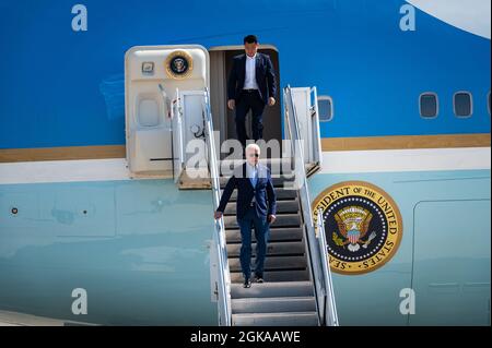 MATHER, CA, US.A. - SEPT. 13, 2021: Präsident Joe Biden steigt von der Air Force One ab, um über die Waldbrände des Staates auf dem Laufenden zu sein. Stockfoto