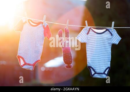 Baby-Kleidung auf der Wäscheleine hängen. Stockfoto