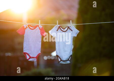 Baby-Kleidung auf der Wäscheleine hängen. Stockfoto