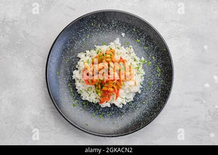 Draufsicht auf Pulled Beef mit gedämpftem Paprika, Zucchini und gekochtem Reis Stockfoto