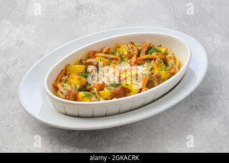 Heißer Auflauf mit Honig-Agarics, Kürbis und Kartoffeln Stockfoto