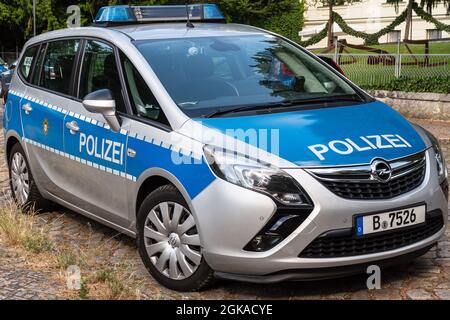 Geparktes deutsches Polizeifahrzeug am Straßenrand Stockfoto