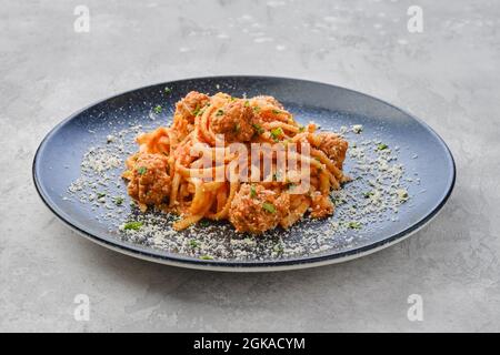 Spaghetti mit Fleischbällchen und geriebenem Käse Stockfoto