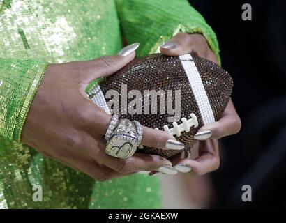 New York, Usa. September 2021. Ciara trägt einen Seattle Seahawks Super Bowl Ring, als sie auf dem roten Teppich für die Met Gala im Metropolitan Museum of Art ankommt, um die Eröffnung von in America: A Lexicon of Fashion in New York City am Montag, den 13. September 2021 zu feiern. Foto von John Angelillo/UPI Credit: UPI/Alamy Live News Stockfoto