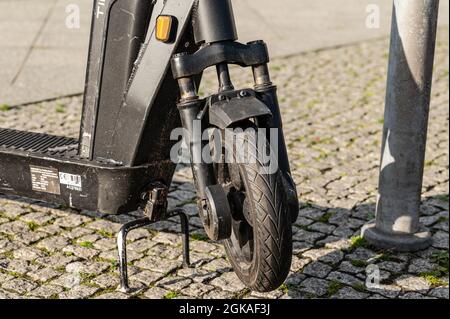 Vorderansicht eines E-Scooters von TIER Stockfoto