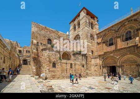 Menschen vor der Kirche des Heiligen Grabes - heiliger Ort im christlichen Viertel der Altstadt von Jerusalem. Stockfoto