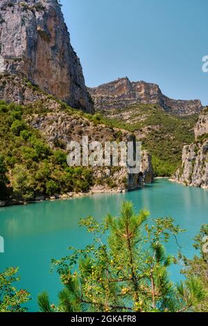 Ein schöner See zwischen den Felsen Stockfoto