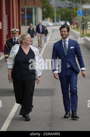 Prinz Carl Philip besucht Landscape Blekinge in Südschweden, um die Aufmerksamkeit auf die lokalen Bemühungen im Gefolge der Pandemie zu lenken. In Karlskrona trifft Carl Philip unter anderem Vertreter aus der Region Blekinge, der Regenschirmproduktion und dem Womens Schelter. Aufgrund der COVID-19-Pandemie besucht die königliche Familie alle 21 Grafschaften in Schweden. Es ist eine Möglichkeit für die königliche Familie, den Betroffenen Beileid zu bekunden und den lokalen Bemühungen in verschiedenen Bereichen der Gesellschaft Aufmerksamkeit zu schenken. Karlskrona, Schweden, 13. September 2021. Foto von Stefan Lindblom/Stella Pictures/ABACAPRESS.COM Stockfoto