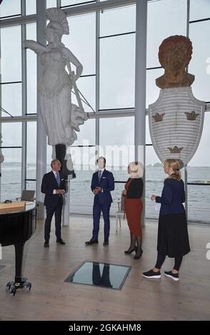Prinz Carl Philip besucht Landscape Blekinge in Südschweden, um die Aufmerksamkeit auf die lokalen Bemühungen im Gefolge der Pandemie zu lenken. In Karlskrona trifft Carl Philip unter anderem Vertreter aus der Region Blekinge, der Regenschirmproduktion und dem Womens Schelter. Aufgrund der COVID-19-Pandemie besucht die königliche Familie alle 21 Grafschaften in Schweden. Es ist eine Möglichkeit für die königliche Familie, den Betroffenen Beileid zu bekunden und den lokalen Bemühungen in verschiedenen Bereichen der Gesellschaft Aufmerksamkeit zu schenken. Karlskrona, Schweden, 13. September 2021. Foto von Stefan Lindblom/Stella Pictures/ABACAPRESS.COM Stockfoto