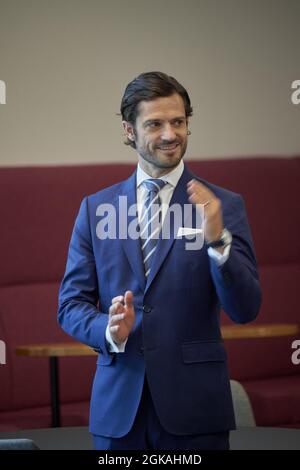 Prinz Carl Philip besucht Landscape Blekinge in Südschweden, um die Aufmerksamkeit auf die lokalen Bemühungen im Gefolge der Pandemie zu lenken. In Karlskrona trifft Carl Philip unter anderem Vertreter aus der Region Blekinge, der Regenschirmproduktion und dem Womens Schelter. Aufgrund der COVID-19-Pandemie besucht die königliche Familie alle 21 Grafschaften in Schweden. Es ist eine Möglichkeit für die königliche Familie, den Betroffenen Beileid zu bekunden und den lokalen Bemühungen in verschiedenen Bereichen der Gesellschaft Aufmerksamkeit zu schenken. Karlskrona, Schweden, 13. September 2021. Foto von Stefan Lindblom/Stella Pictures/ABACAPRESS.COM Stockfoto