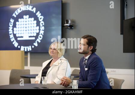 Prinz Carl Philip besucht Landscape Blekinge in Südschweden, um die Aufmerksamkeit auf die lokalen Bemühungen im Gefolge der Pandemie zu lenken. In Karlskrona trifft Carl Philip unter anderem Vertreter aus der Region Blekinge, der Regenschirmproduktion und dem Womens Schelter. Aufgrund der COVID-19-Pandemie besucht die königliche Familie alle 21 Grafschaften in Schweden. Es ist eine Möglichkeit für die königliche Familie, den Betroffenen Beileid zu bekunden und den lokalen Bemühungen in verschiedenen Bereichen der Gesellschaft Aufmerksamkeit zu schenken. Karlskrona, Schweden, 13. September 2021. Foto von Stefan Lindblom/Stella Pictures/ABACAPRESS.COM Stockfoto