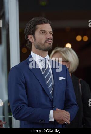 Prinz Carl Philip besucht Landscape Blekinge in Südschweden, um die Aufmerksamkeit auf die lokalen Bemühungen im Gefolge der Pandemie zu lenken. In Karlskrona trifft Carl Philip unter anderem Vertreter aus der Region Blekinge, der Regenschirmproduktion und dem Womens Schelter. Aufgrund der COVID-19-Pandemie besucht die königliche Familie alle 21 Grafschaften in Schweden. Es ist eine Möglichkeit für die königliche Familie, den Betroffenen Beileid zu bekunden und den lokalen Bemühungen in verschiedenen Bereichen der Gesellschaft Aufmerksamkeit zu schenken. Karlskrona, Schweden, 13. September 2021. Foto von Stefan Lindblom/Stella Pictures/ABACAPRESS.COM Stockfoto