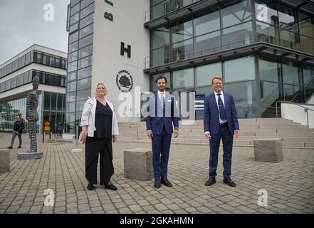 Prinz Carl Philip besucht Landscape Blekinge in Südschweden, um die Aufmerksamkeit auf die lokalen Bemühungen im Gefolge der Pandemie zu lenken. In Karlskrona trifft Carl Philip unter anderem Vertreter aus der Region Blekinge, der Regenschirmproduktion und dem Womens Schelter. Aufgrund der COVID-19-Pandemie besucht die königliche Familie alle 21 Grafschaften in Schweden. Es ist eine Möglichkeit für die königliche Familie, den Betroffenen Beileid zu bekunden und den lokalen Bemühungen in verschiedenen Bereichen der Gesellschaft Aufmerksamkeit zu schenken. Karlskrona, Schweden, 13. September 2021. Foto von Stefan Lindblom/Stella Pictures/ABACAPRESS.COM Stockfoto