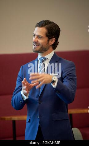 Prinz Carl Philip besucht Landscape Blekinge in Südschweden, um die Aufmerksamkeit auf die lokalen Bemühungen im Gefolge der Pandemie zu lenken. In Karlskrona trifft Carl Philip unter anderem Vertreter aus der Region Blekinge, der Regenschirmproduktion und dem Womens Schelter. Aufgrund der COVID-19-Pandemie besucht die königliche Familie alle 21 Grafschaften in Schweden. Es ist eine Möglichkeit für die königliche Familie, den Betroffenen Beileid zu bekunden und den lokalen Bemühungen in verschiedenen Bereichen der Gesellschaft Aufmerksamkeit zu schenken. Karlskrona, Schweden, 13. September 2021. Foto von Stefan Lindblom/Stella Pictures/ABACAPRESS.COM Stockfoto