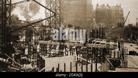 1939 Foto des Dorchester Hotels, London, das aus Stahlbeton und Metallstäben gebaut wird.das fünf-Sterne-Luxushotel Mayfair an der Park Lane und Deanery Street liegt in der Nähe des Hyde Park und trotz der Beibehaltung des 1930-Sterne-Stils und der Einrichtung eines der renommiertesten und teuersten Hotels der Welt. Die Architekten waren Owen Williams und William Curtis Green, die Hauptauftragnehmer waren Sir Robert McAlpine und Sir Frances Towle Stockfoto