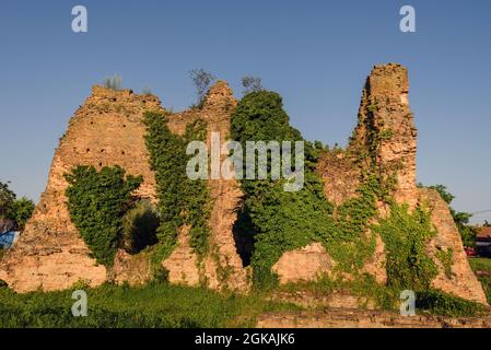 BAC mittelalterliche Festungsruinen mit Ivy Stockfoto