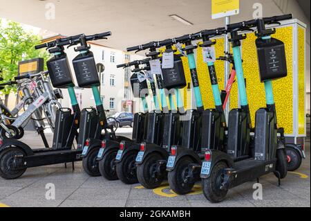 Viele E-Scooter von verschiedenen Firmen stehen auf einem Bürgersteig in Berlin Stockfoto