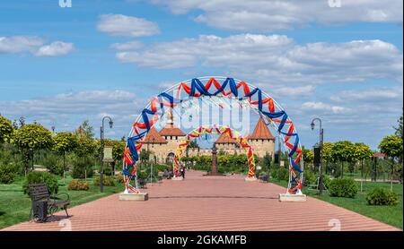 Bender, Moldawien 06.09.2021. Alexander Nevsky Park und Tighina Festung in Bender, Transnistria oder Moldawien, an einem sonnigen Sommertag Stockfoto