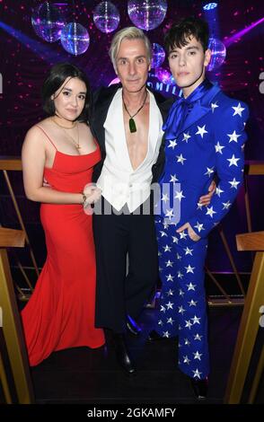 NUR FÜR REDAKTIONELLE ZWECKE Lauren Patel, Regisseur Jonathan Butterell (L) und Max Harwood nehmen an der After Party zur Weltpremiere von Amazon Prime Video's „Everybody's Talking About Jamie“ im Windmill Soho, London, Teil. Bilddatum: Montag, 13. September 2021. Stockfoto